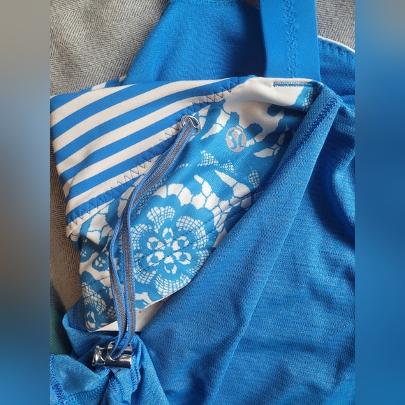 Lululemon tank with built-in sports bra - Picture 3 of 3